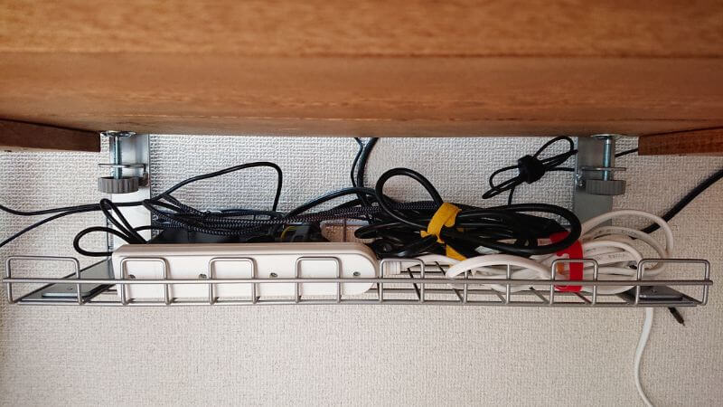 PCデスクの「ごちゃごちゃ配線を整理」するよ。ケーブルトレーで天板下に隠すDIY | rooms19